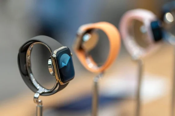 Federal court blocks Apple Watch ban pending appeal