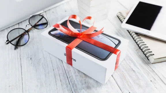 Giving a phone as a holiday gift? Follow these 7 tips